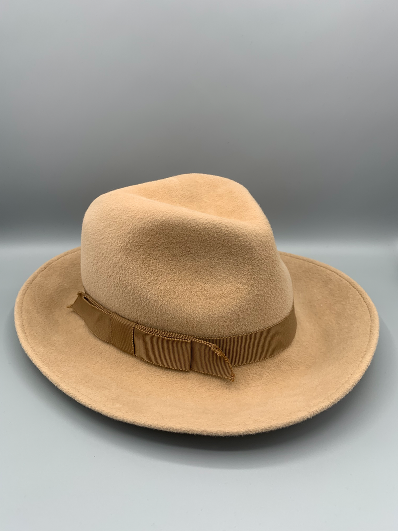 Schöner Hut für dein perfektes Outfit